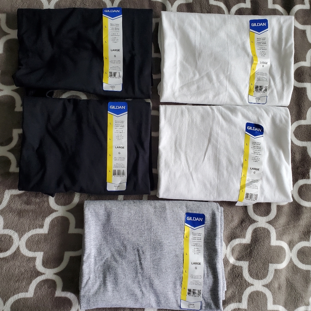 NWT 5 Adult Unisex Gildan Shirts